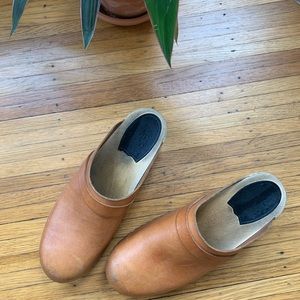 Swedish Hasbeens tan leather clogs